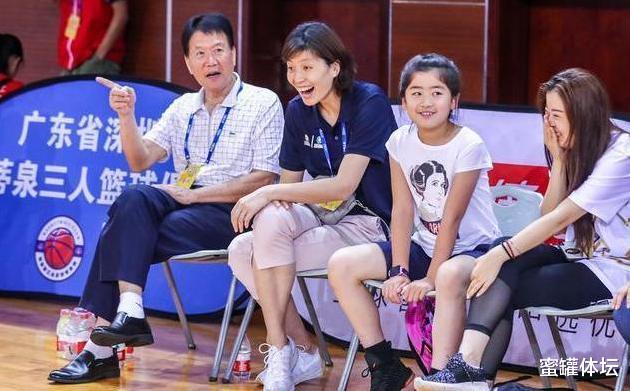「姚明」男篮功勋姚明一家现状：38岁妻子风韵十足，9岁女儿身高已1米7