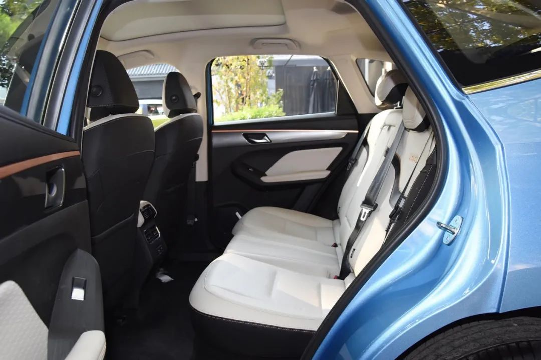 哈弗初恋|哈弗初恋对比长安欧尚X5，这一届年轻人真幸福