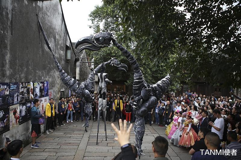 【古镇】中国最成功的古镇,人口不到9万年收入21亿,门票200游客依旧买单