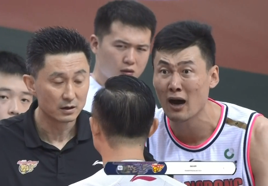 黄圣依|突发！苏伟连续被吹违体遭驱逐，杜锋吐槽辽宁后卫造犯规太装了