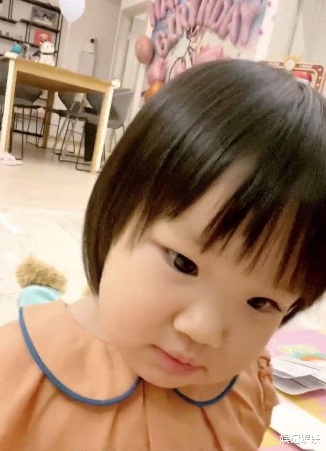 【王祖蓝】王祖蓝官宣二胎，妻子李亚男坐爬爬垫上，孕肚凸起超明显