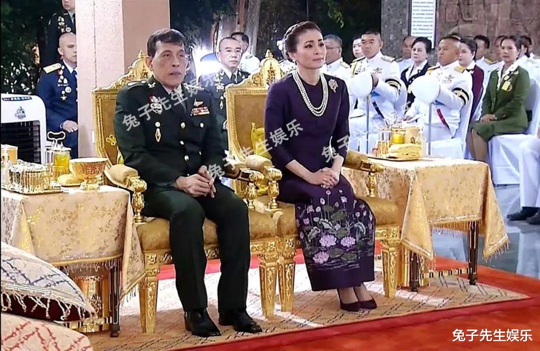 泰國貴妃戴10圈項鏈，王後隔天就戴3層珍珠首飾，隔空鬥艷真精彩-圖3