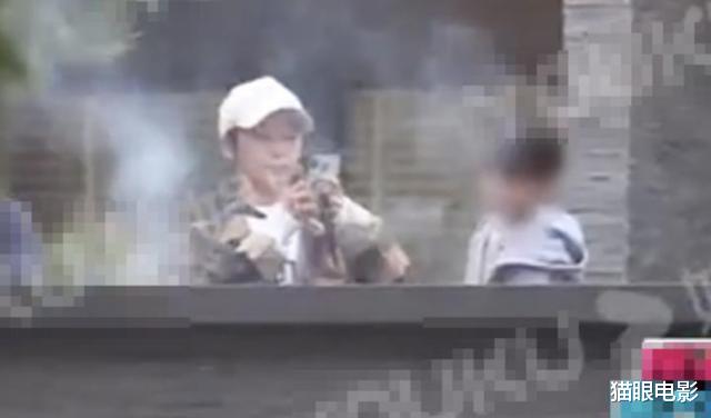 『吴京』吴京谢楠带儿子烧烤，45岁吴京头发变白显沧桑，与荧幕形象大不同