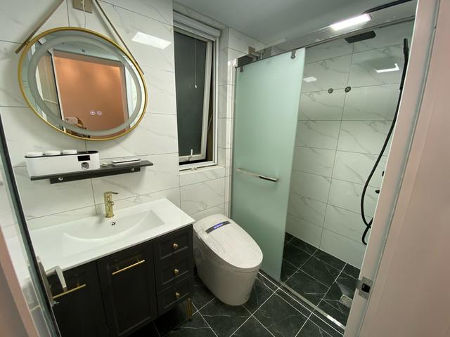 |刚完工的现代风新房,舒适又时尚,电视墙简洁大方,坐等入住!