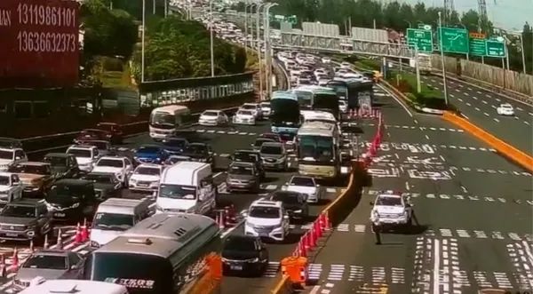 堵车|今天,听说有人高速堵车堵到钓鱼……