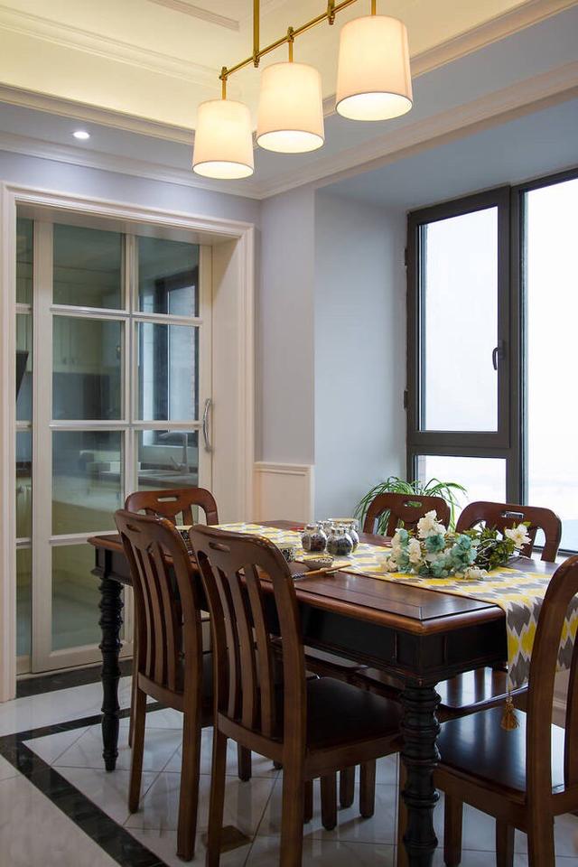 「姐姐」姐姐新家装修真豪华，客厅又大又亮，感觉花不少钱