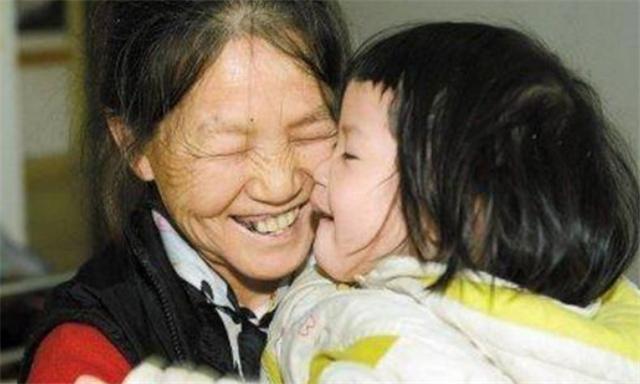 臆说古史|“拾荒妈妈”张菲：抚养30多名弃婴长大，过半“儿女”却成白眼狼