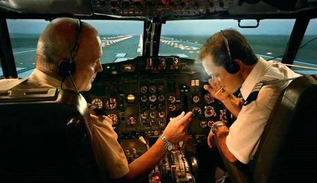 趣观历史|为啥民航明令不准抽烟，却一定要配备烟灰缸？专家：不配就不能飞