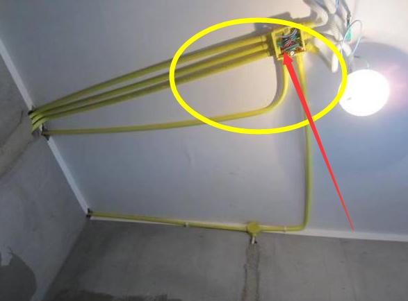▲不要把电线布置到地里了，10年后肯定被抛弃，懂行的都这样装