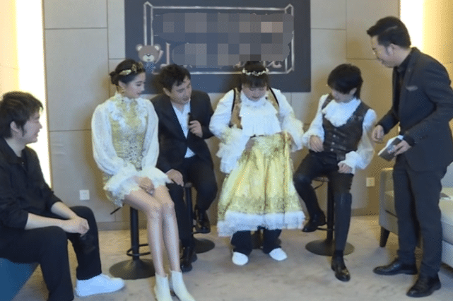 【贾玲】贾玲以为自己的腿不算粗，谁知在撩起裤腿那刻，王牌家族的反应亮了