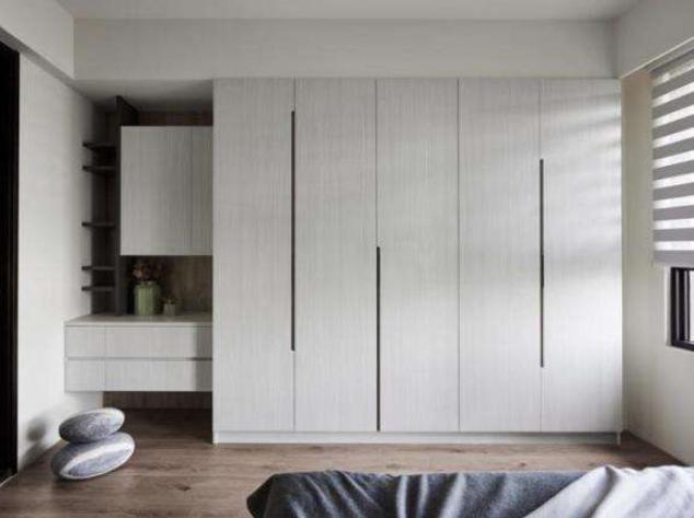 ▲定制衣柜需要注意5点问题，务必记住别做整堵墙衣柜，太坑了