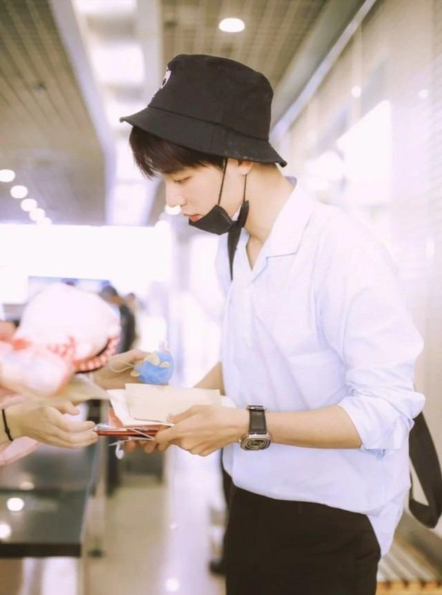 「肖战」化妆师爆料肖战出道前照片!五年变化太大,亲证本人很帅没有整容