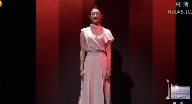 赵丽颖|金鹰颁奖，赵丽颖逃过魔鬼打灯，却走错了颁奖台，萌翻全场！