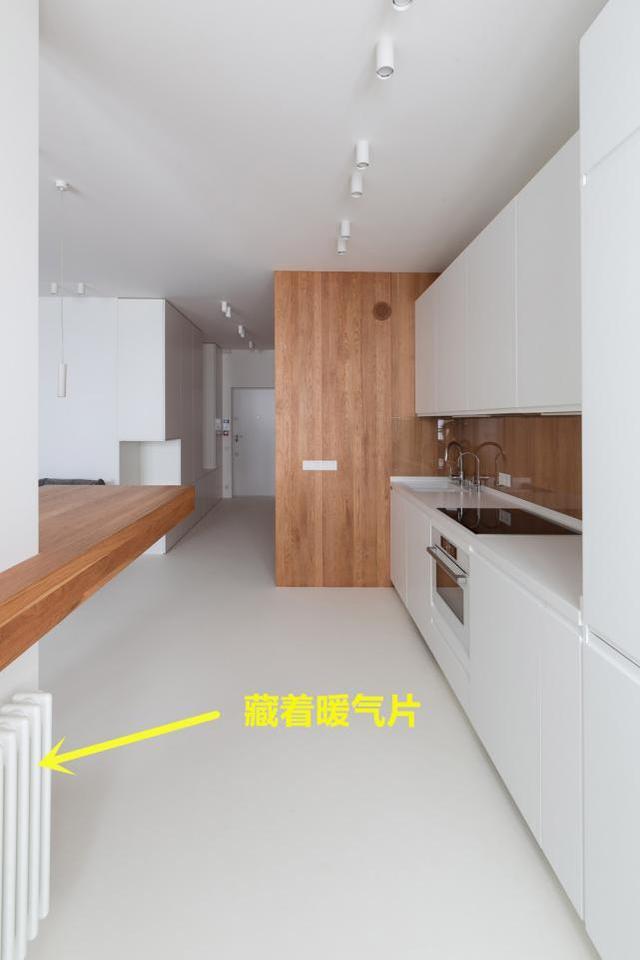 『』承重墙不能拆，那就直接绕墙体加圈木台面，瞬间多了个餐厅和书房