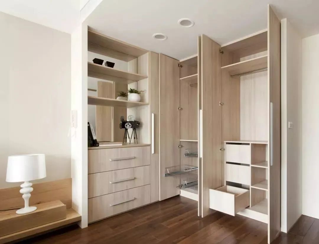 「木工」成品衣柜和定制衣柜，该怎么选择？看完不再纠结，还少花冤枉钱！