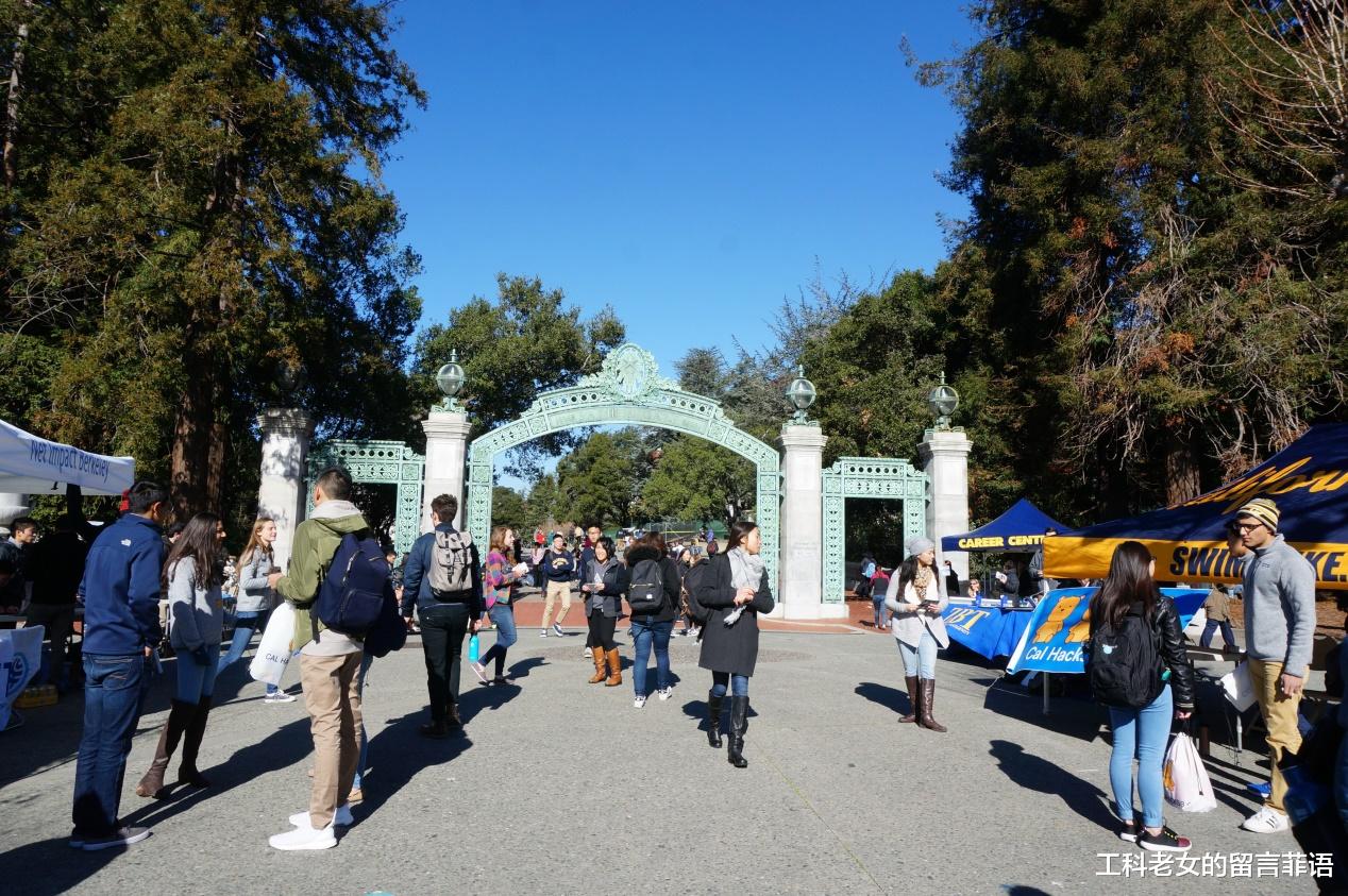 高校|顶尖高校学生怪，爱坐教室外的地上看书
