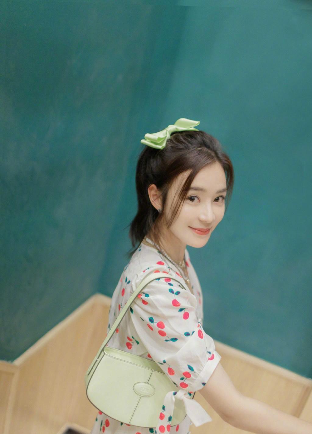 袁姗姗|袁姗姗真会穿，扎高马尾配小樱桃连衣裙，美成18岁清新少女