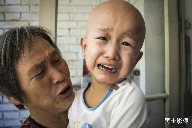 「医生」女子结婚12年不孕,试管婴儿喜得双胞胎,其中一个到3岁就出事了