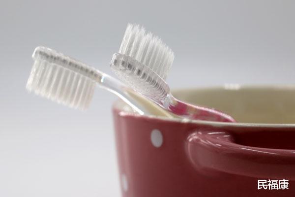 牙齿：牙缝抠出的小石子，是什么？又脏又臭，学会清理妙招，牙垢掉得快