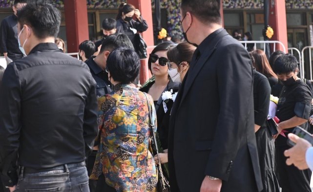 黄子韬|黄子韬爸爸遗体告别式，爷爷靠人搀扶送别儿子，鹿晗、程晓玥送花圈哀悼