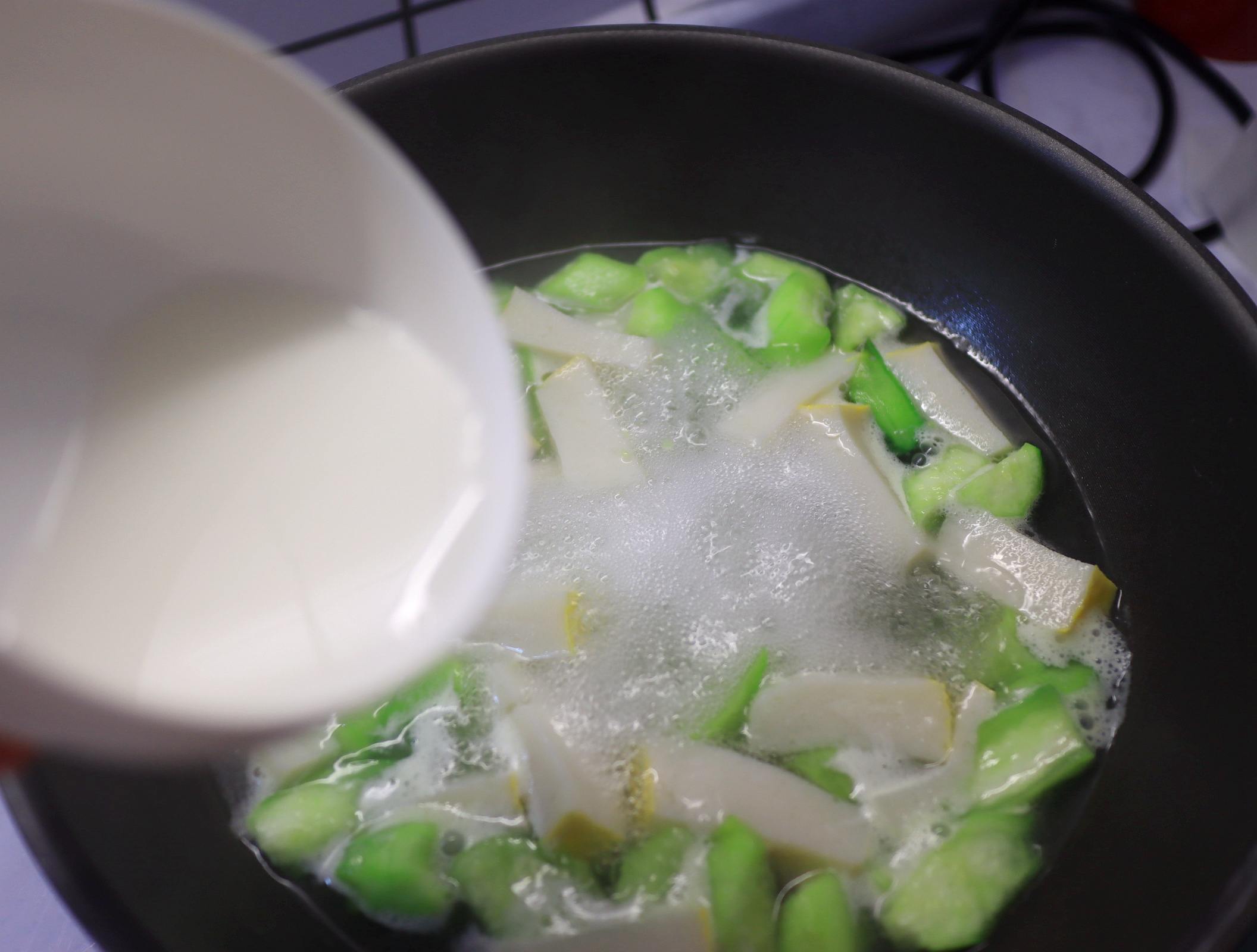 『土豆』夏天，我家人喝这汤上瘾，一人喝掉一大碗，孩子直呼：鲜美真好喝