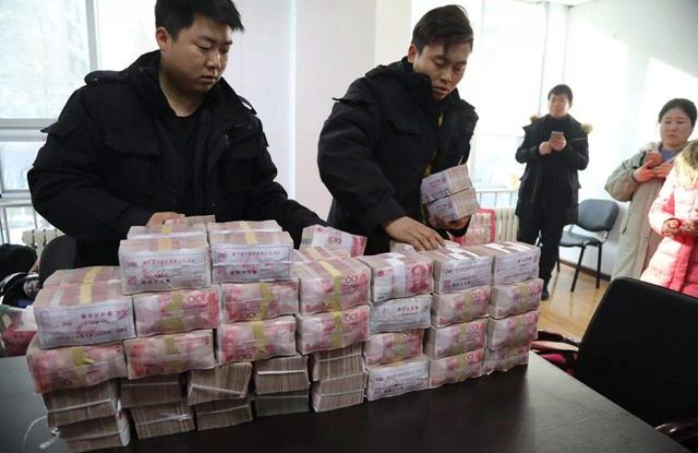 遵义:惹祸上身!遵义一员工讨债不成被老板激怒,当街捅死对方后自杀