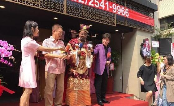「金超群」“包青天”金超群，为演戏花光家产一生无子，遗言不准妻子改嫁