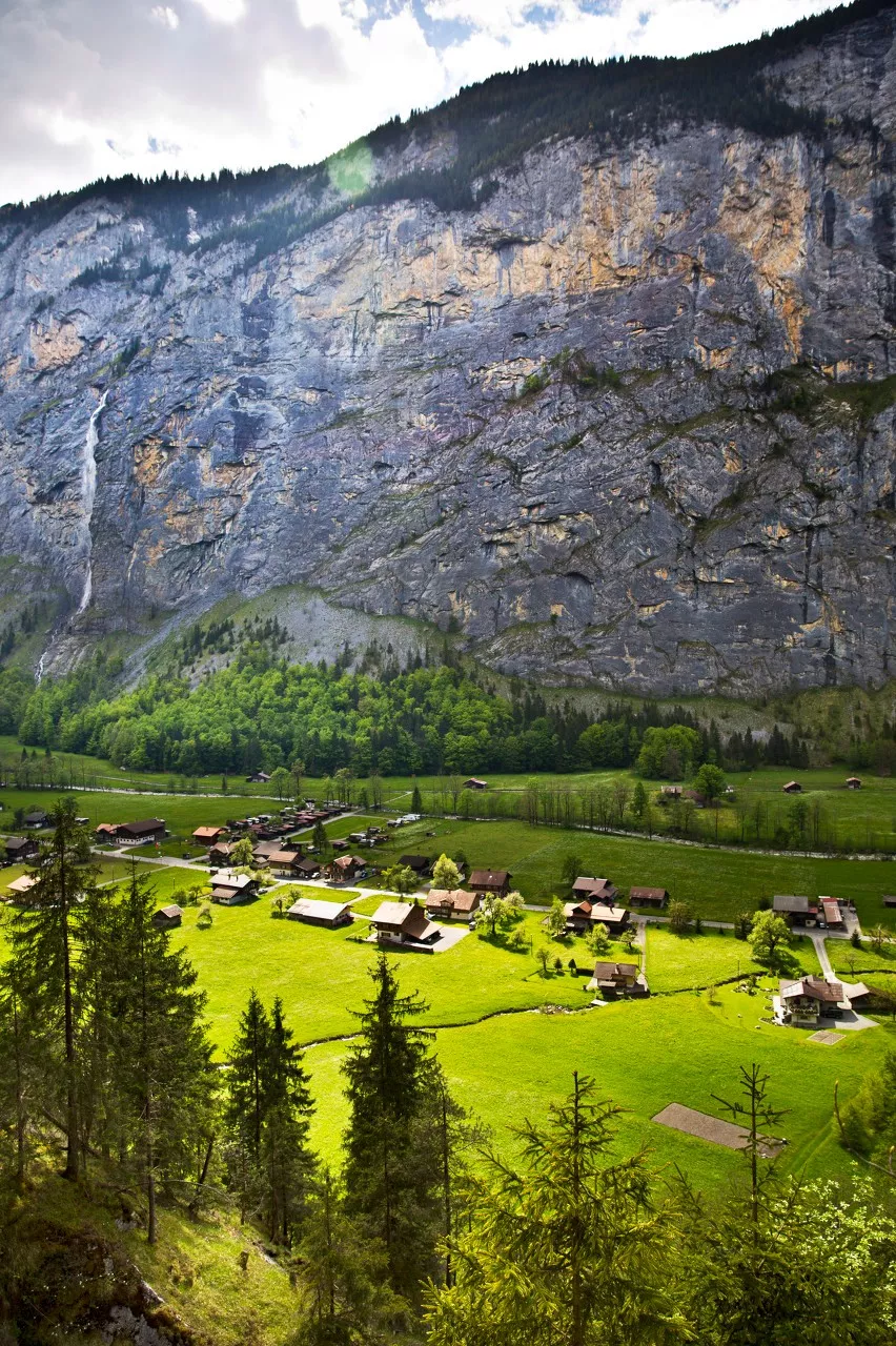 |比天堂小镇美十倍！这个藏了72条瀑布的小镇，每走一步都是仙境!