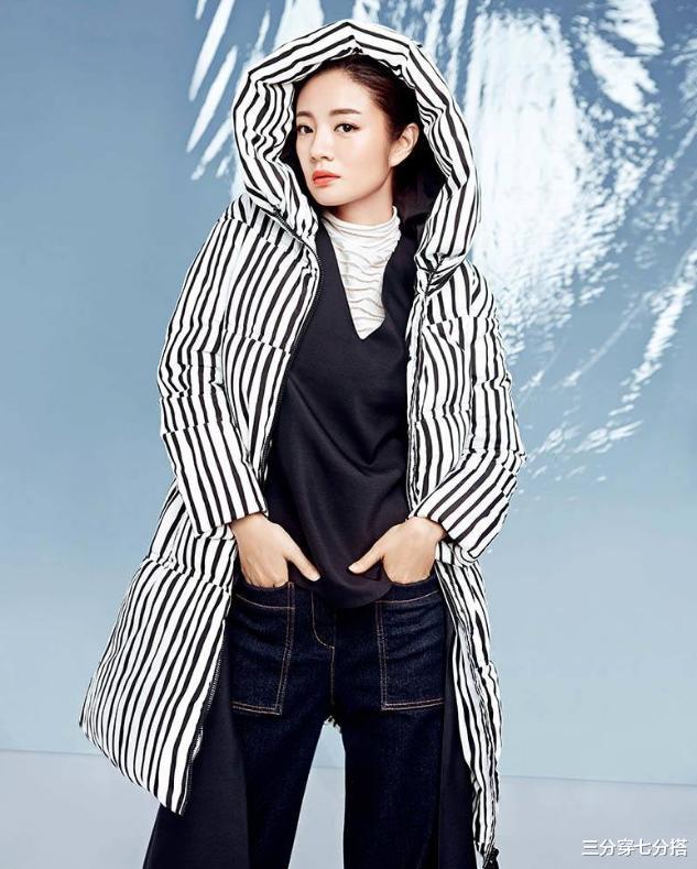 连衣裙|40岁安以轩挺大肚现身！白色连衣裙显瘦又温柔，双马尾似小姑娘