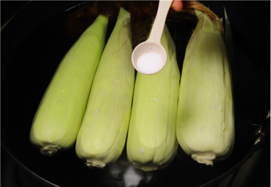 「小龙虾」煮玉米只放清水就错了，多加这2样东西，玉米香甜更软糯，收藏了