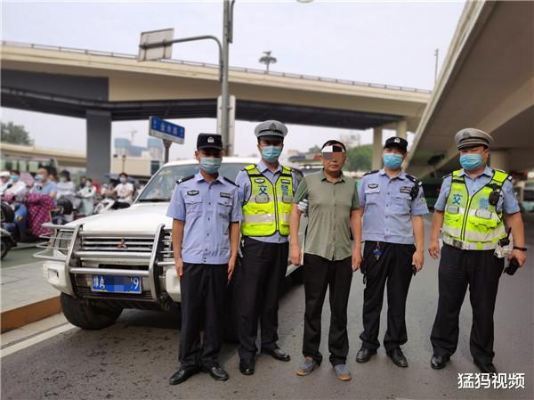 民警@自投罗网！男子刑拘在逃期间还违法，直接把自己“送”进派出所
