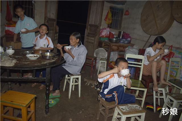 #米饭#老两口30年免费做晚餐，都是前一天的“剩饭”，孙子们却如吃大餐