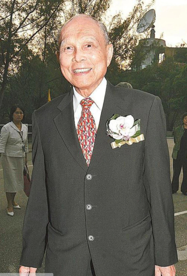 霍启刚|霍老太设灵，朱玲玲与儿子牵手送别前婆婆，霍启刚仨孩子提前离开一脸好奇