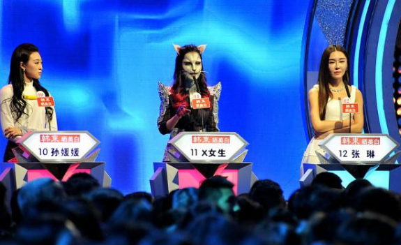 非诚勿扰|在非诚勿扰中，那个无人敢牵手的“猫脸”化妆师，素颜长成这样