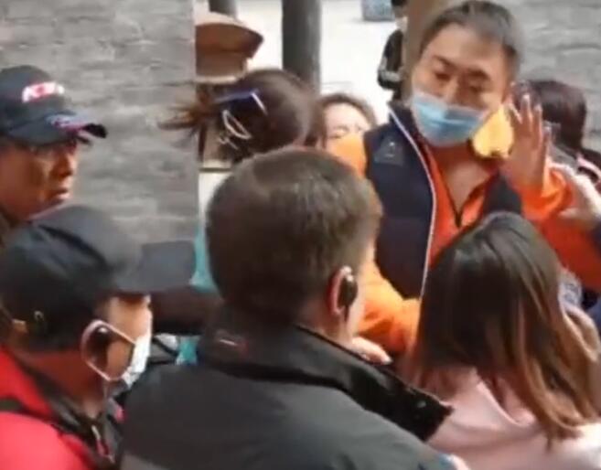 导游|棋逢对手！男游客殴打女导游，致其嘴鼻出血，游客：拦不住
