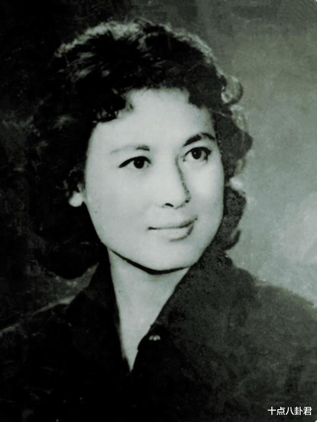 保密局的枪声|《保密局的枪声》女主角向梅：42岁才走红，83岁依然美丽优雅