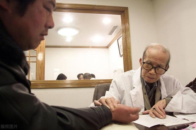 肝脏|白天犯困，夜晚失眠！或是\肝\功能已受损，这4件事请尽快停止