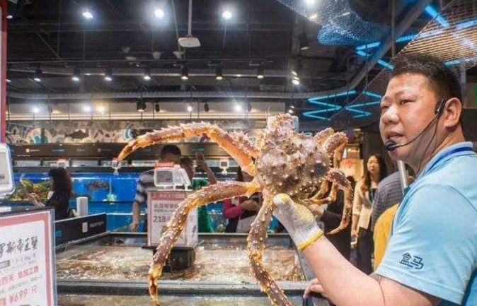 「」去马云海鲜店买“帝王蟹”，15斤花我980元，掰开一看却懵了！