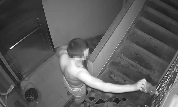 警察|57岁阿姨被楼下男子“骚扰”三年，警察一来画风“全变了”