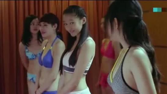 关晓彤|关晓彤早年泳衣照, 扎着双马尾清纯可人, 站在人群中身材突出