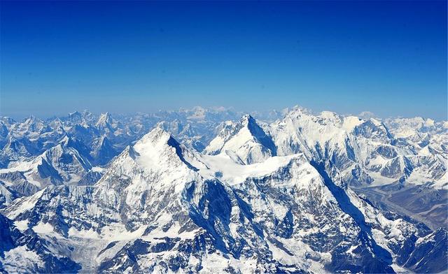 喜马拉雅山：喜马拉雅山发生“大事”？冰雪融化过后，湖中景象令人难以置信！