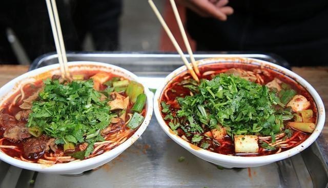 拉面▲“最豪气”拉面馆，点一份面可免费任意加菜，网友：吃完哭着出来