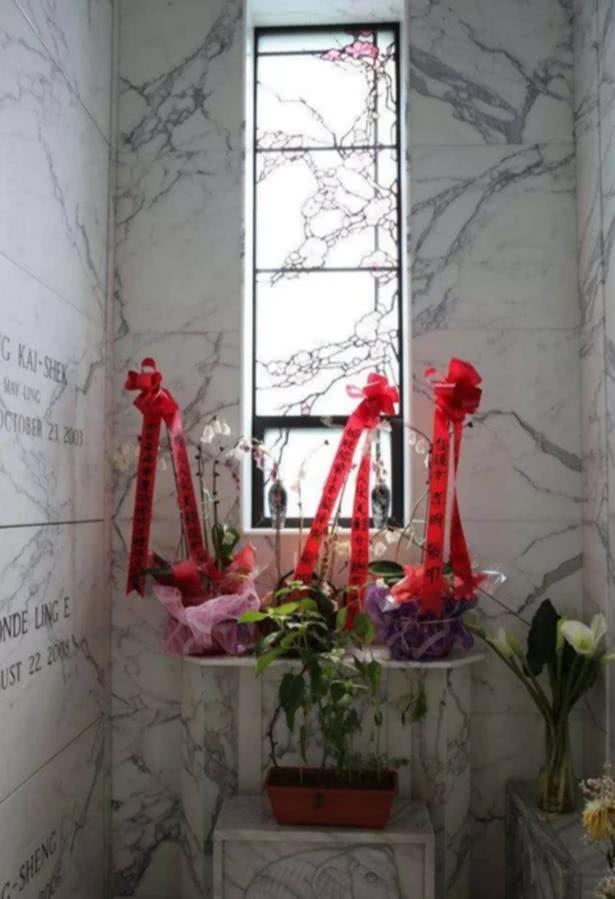 宋美龄■看看中国宋庆龄的墓地,再瞧瞧美国宋美龄的墓地,姐妹俩天壤之别