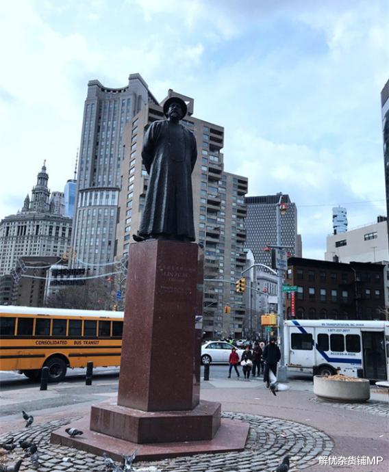 紐約繁華街頭矗立一座中國人雕像，身穿清代官服，深受美國人敬仰-圖2