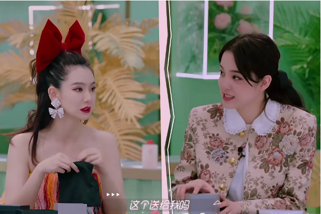 『欧阳娜娜』?戚薇送欧阳娜娜钻石耳夹她本想拒绝,因为太好看,娜娜果断收下了
