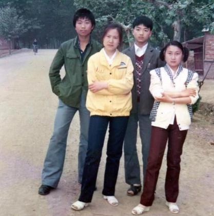 刘强东中学时期照片流出，穿西装上衣搭凉鞋，看得有种莫名心酸