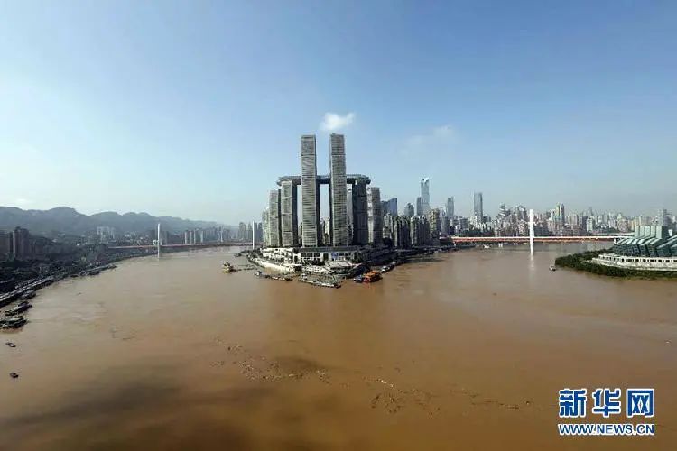 重庆晚报|直击洪峰过境，重庆朝天门码头被淹没