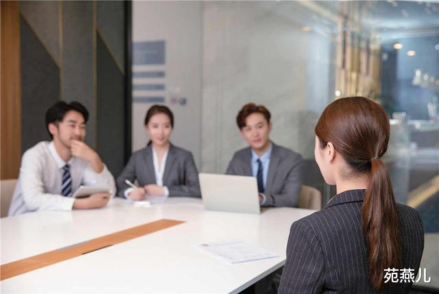 面试■面试：同事请客却唯独落下你，怎么办？小伙机智回答当场被录取