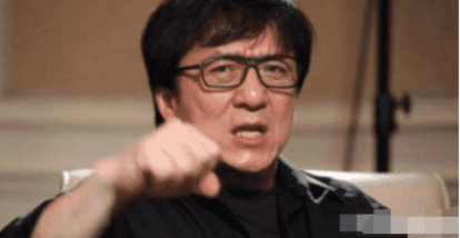 『成龙』成龙：当初50个人拿刀砍我，就他留下救我，这辈子任他欺负！