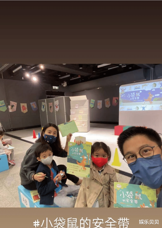 风衣|郭晶晶大女儿扎双马尾辫穿风衣，十足名媛气质，眼睛长得更像奶奶